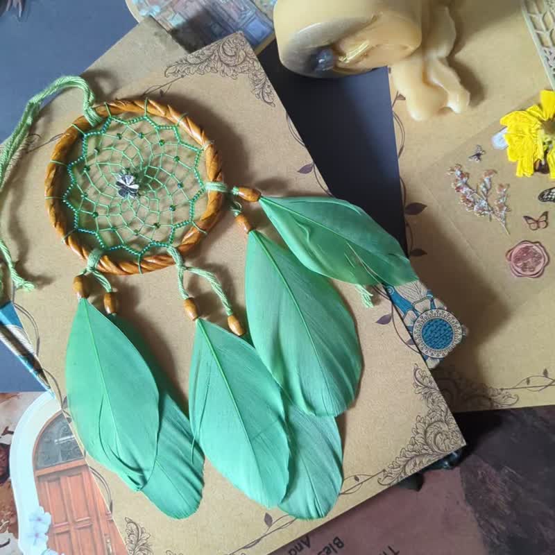 Green dreamcatcher good luck gift with clover charm ไม้จำพวกถั่วเครื่องรางดักฝัน - 壁貼/牆壁裝飾 - 繡線 綠色