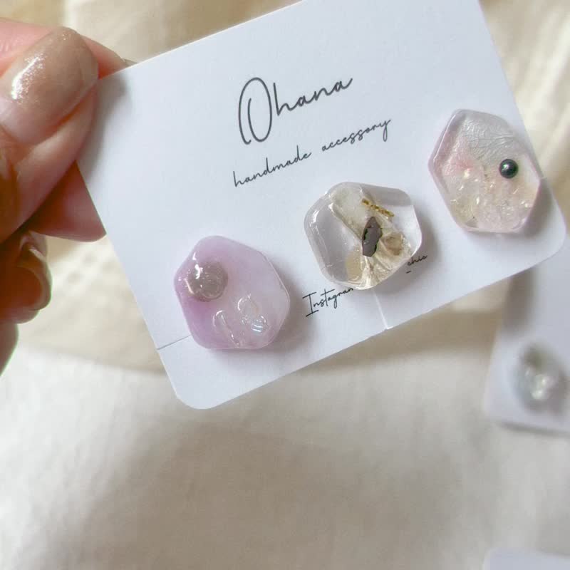 A set of three stick-on earrings from Ohana. - ต่างหู - เรซิน หลากหลายสี