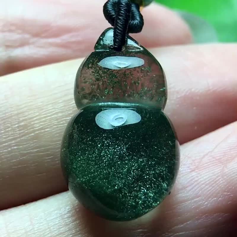 天然巴西星光綠幽靈葫蘆吊墜  雕工精美 造型飽滿圓潤 晶體透徹 - 吊飾/掛飾 - 水晶 