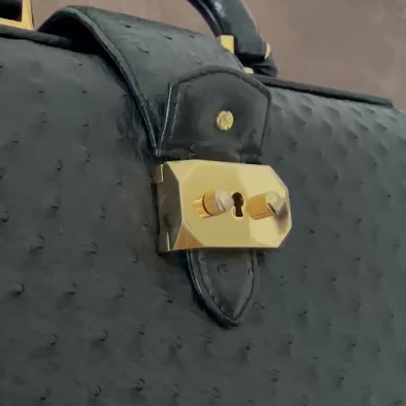 匠造鴕鳥皮鎖扣醫生包 - 手提包/手提袋 - 真皮 黑色