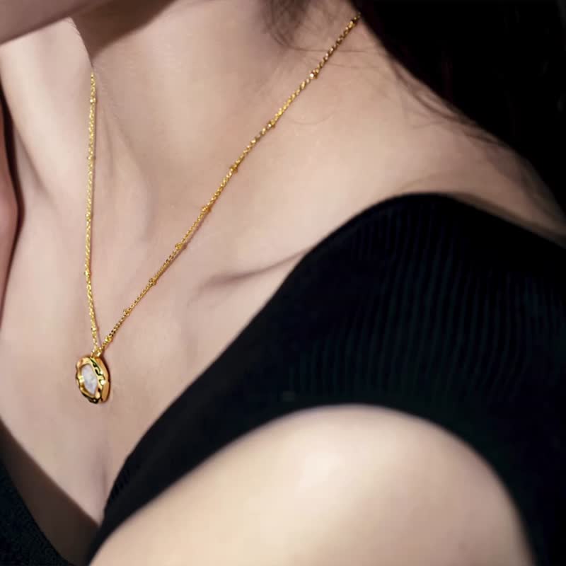 Get a Her handbag for free when you spend over 3,000 | Pure necklace white shell | 14K gold injection - Necklaces - Precious Metals Gold