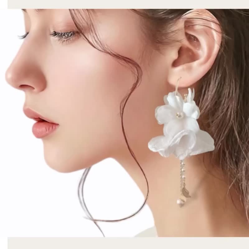 White Floral Pearl with Butterfly Drop Earrings - ต่างหู - ผ้าไหม ขาว