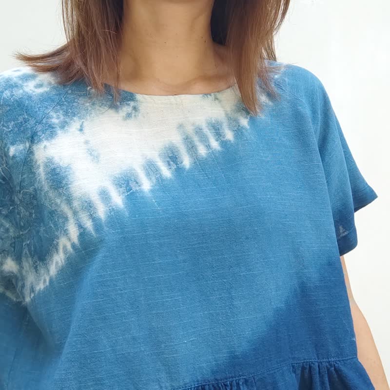 Leda 3 Tones - 靛藍色紮染寬鬆喇叭下擺上衣 - 女上衣/長袖上衣 - 棉．麻 藍色