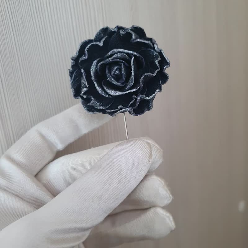 玫瑰胸針 Leather boutonniere pin dark blue rose for her or for him - เข็มกลัด - หนังแท้ สีดำ