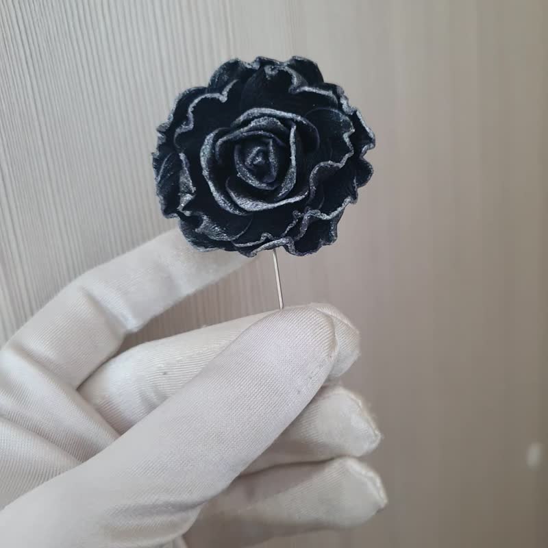 玫瑰胸針 Leather boutonniere pin dark blue rose for her or for him - 胸針 - 真皮 黑色