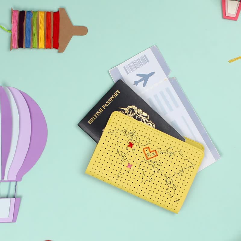 【邊走邊縫】小小旅行家的地圖護照套 - 護照夾/護照套 - 人造皮革 黃色
