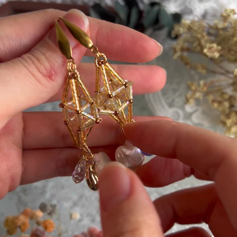 Geometric three-dimensional sky star love pearl earrings - Earrings & Clip-ons - Pearl Gold