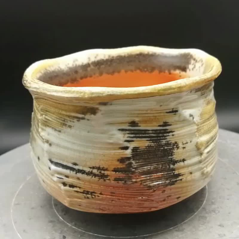 hand-thrown/wood-fired/teabowl/natural ash glaze/flame marks/ideal gift/keepsake - ถ้วย - ดินเผา สีทอง