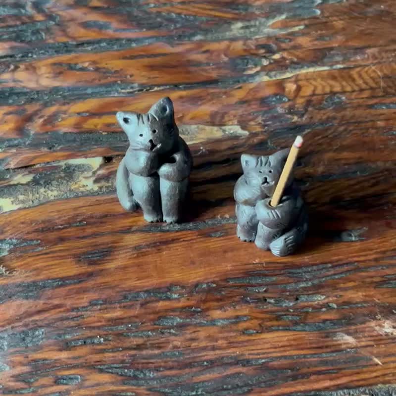 Comfortable chin-supporting cat/ incense sticks stand/pottery doll - Fragrances - Pottery Black