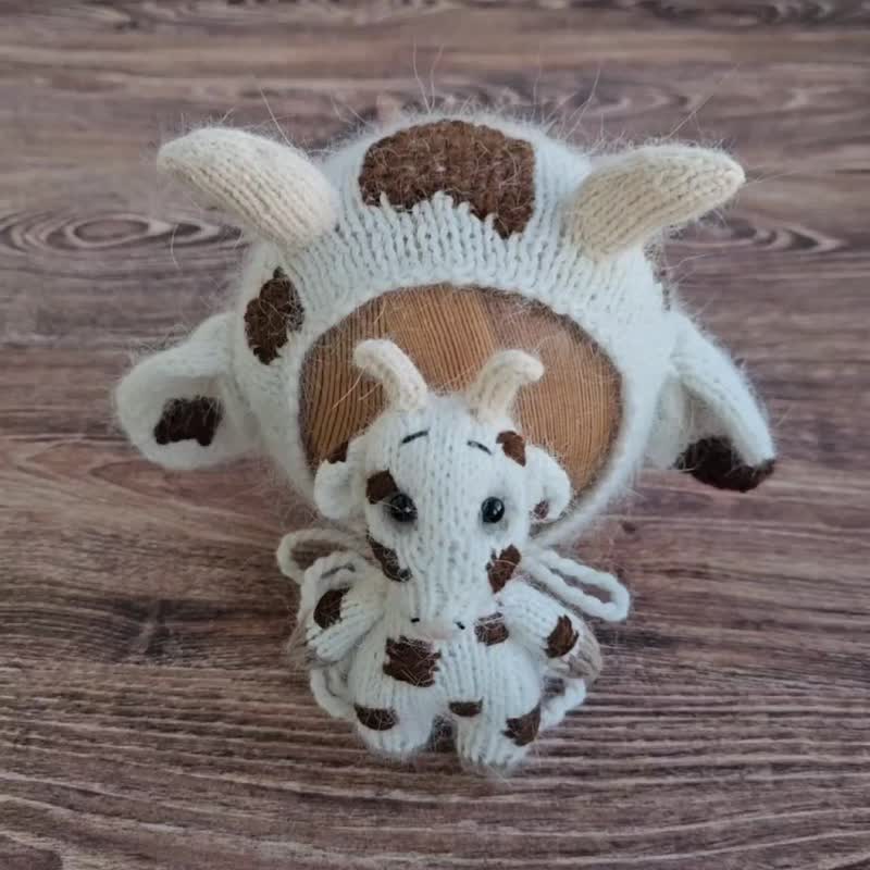 Newborn Knitted Goat and Hat, Knitted baby photo prop - 嬰兒手鍊/飾品 - 羊毛 白色