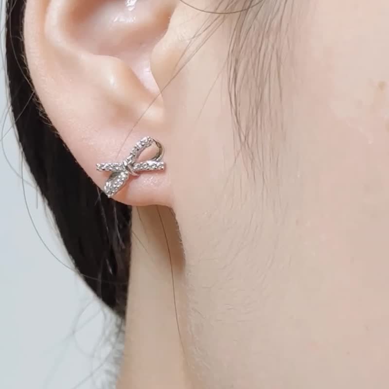 純銀 耳環/耳夾 銀色 - 【聖誕禮物】約定 純銀耳環|輕珠寶|925銀|蝴蝶結|貼耳