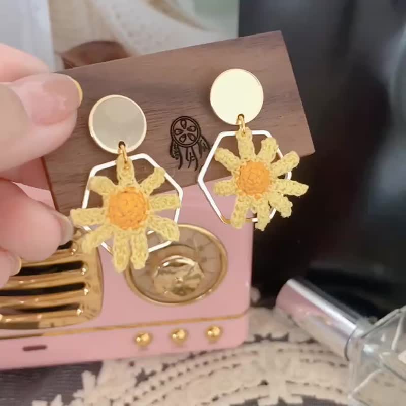 Ashwagandha - Handmade Crochet Micro Hook Summer Style Light Yellow Daisy 925 Silver Earrings - Earrings & Clip-ons - Other Materials 