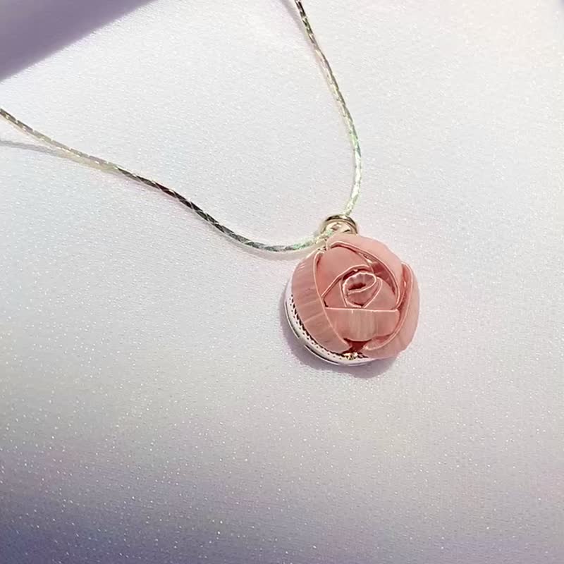 【Re-Re】 Silk Flora - Single Little Rose Necklace - สร้อยคอ - ผ้าไหม สึชมพู