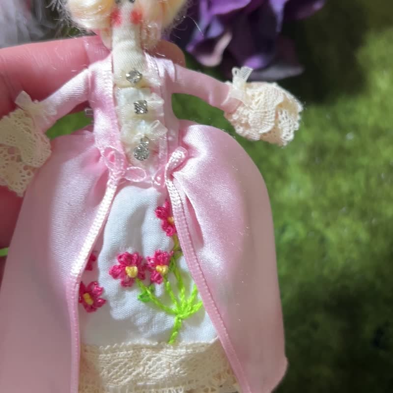 十八世紀貴婦  手作迷你布娃娃胸針 - 胸針 - 絲．絹 粉紅色