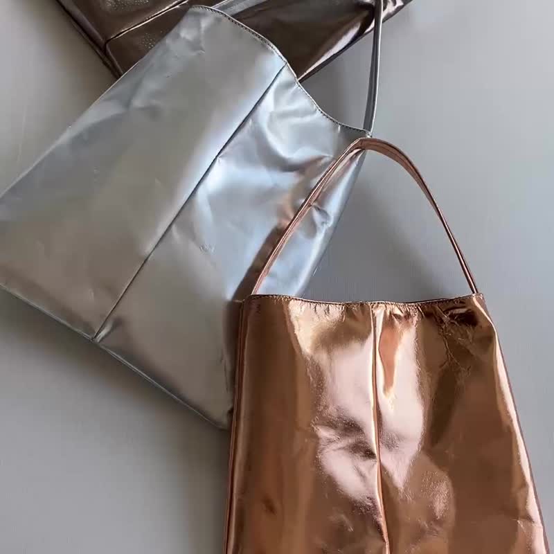 ピッグ箔加工革　ショルダーバッグ　軽量 - 側背包/斜背包 - 真皮 銀色