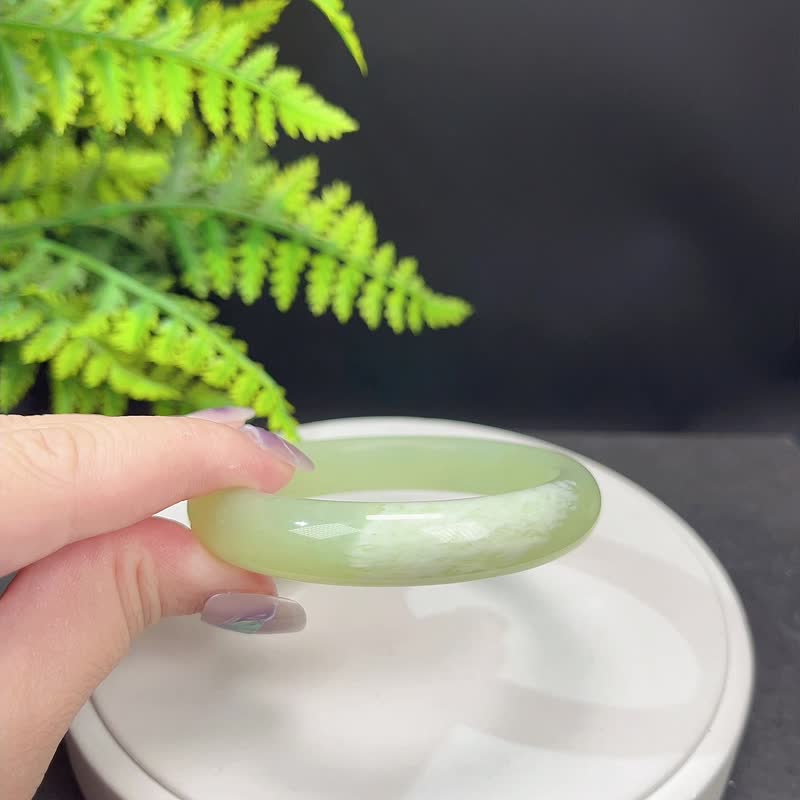 Fine green grape milk cap snake pattern jade bracelet 57MM Ice-smooth light yellow floating white Xiuyan jade bracelet vitality - สร้อยข้อมือ - หยก 