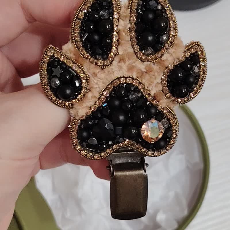 Dog Paw jewelry brooch beaded, paw pin, dog show number clip, dog lover gift - 胸針 - 玻璃 咖啡色