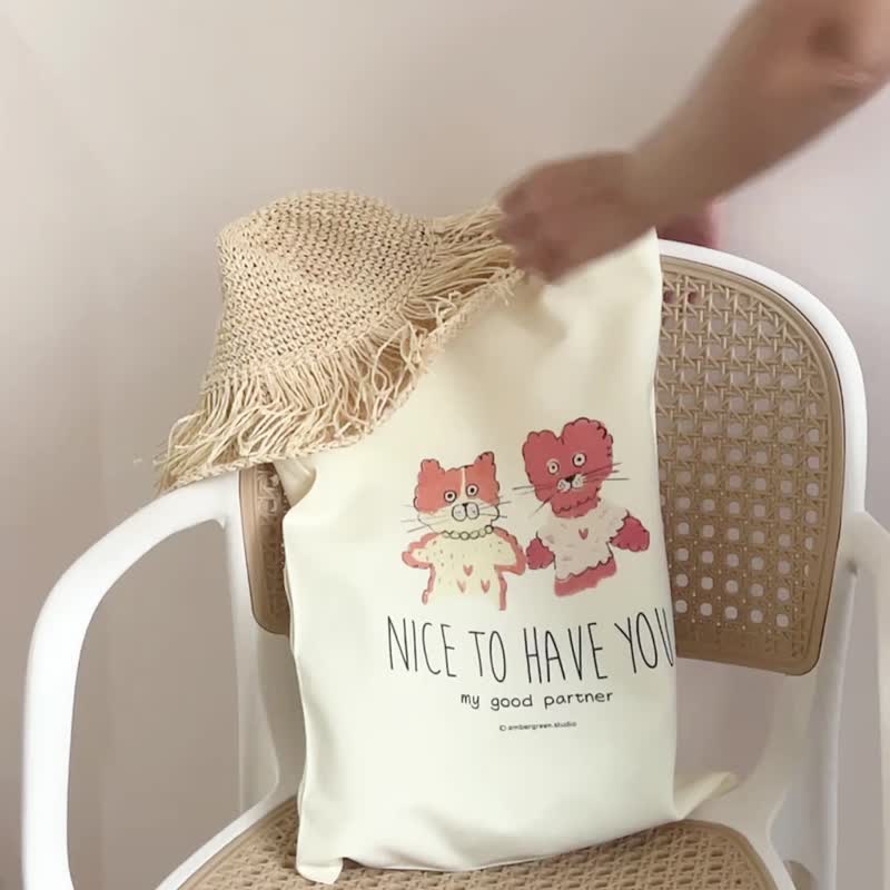 Companion Illustration Canvas Tote Bag x Scented Travel Set - กระเป๋าแมสเซนเจอร์ - ผ้าฝ้าย/ผ้าลินิน 