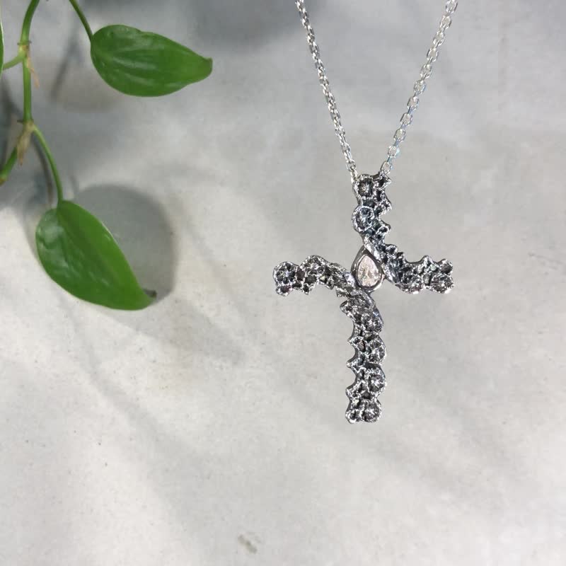 十字架純銀項鍊 古典蕾絲圖案鑲水滴鋯石 純手工製作 獨一無二 - 項鍊 - 純銀 