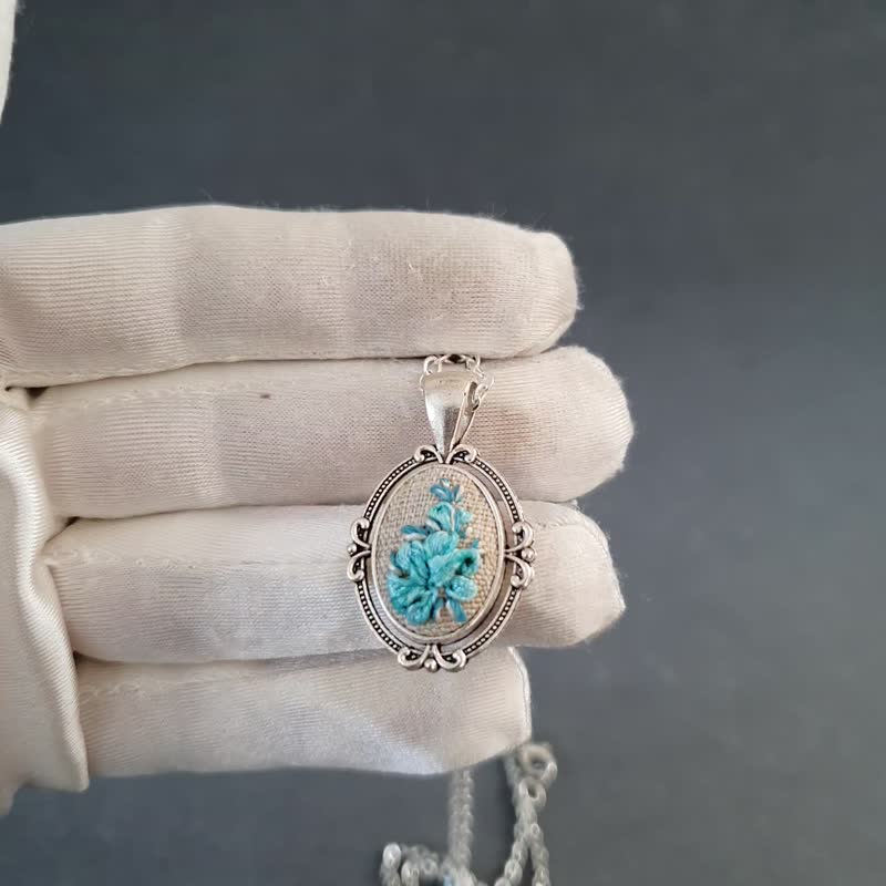 刺繡 珠寶 Ribbon embroidered pendant for her - 項鍊 - 絲．絹 銀色