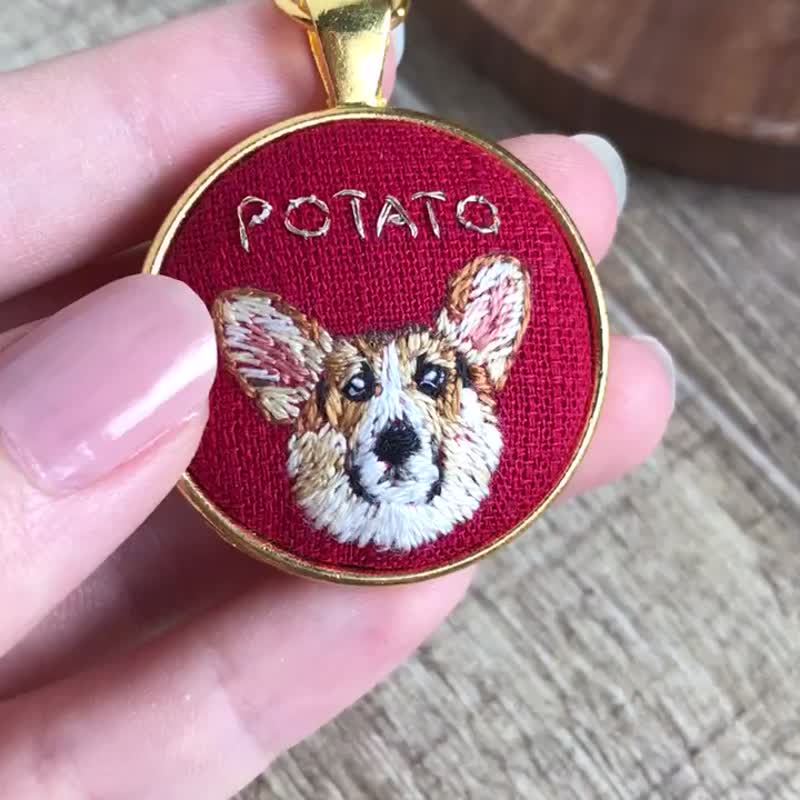 [Exclusive customized gift] Pet hand-embroidered keychain/customized background color/English name-realistic style - หมอน - งานปัก หลากหลายสี