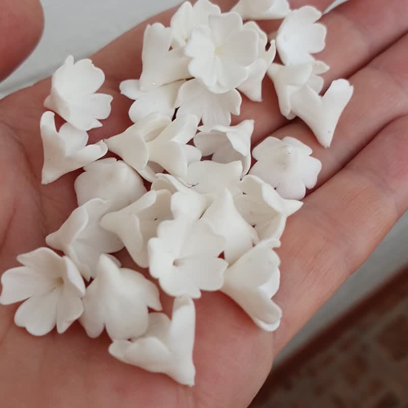 WHITE flowers polymer clay bead 10-12mm Floral beads polymer clay making jewelry - 零件/散裝材料/工具 - 塑膠 白色