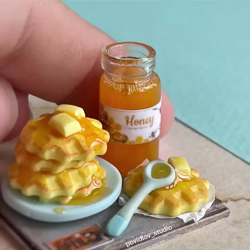 Miniature set of waffles with honey, for a dollhouse and games with dolls, size - 公仔/玩偶 - 其他材質 多色