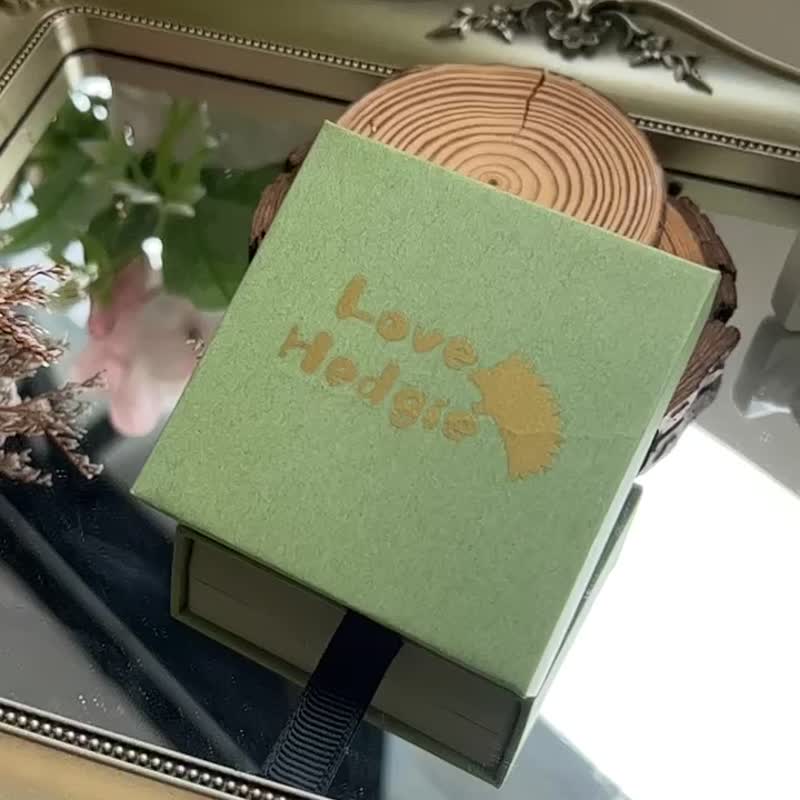 【手作】刺蝟 擴香石口罩扣 附禮盒 香氛油2ML - 口罩/口罩收納套 - 其他材質 