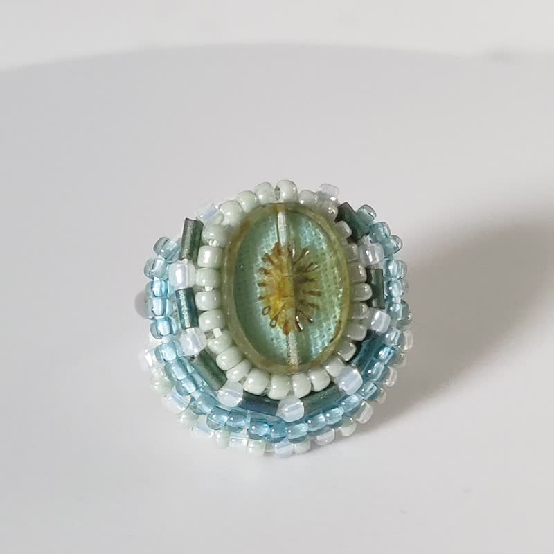 おしゃべりな指輪26　フリーサイズ　ビーズ刺繍のリング　フラワー　ブルー　クリア　カラフル　マルチカラー - 戒指 - 塑膠 藍色