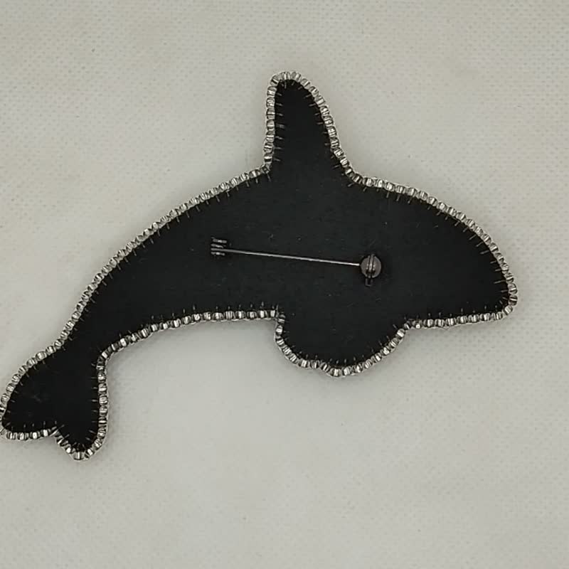 Embroidered brooch, orca brooch, whale, black white brooch, brooch on a coat - เข็มกลัด - ไข่มุก สีเงิน