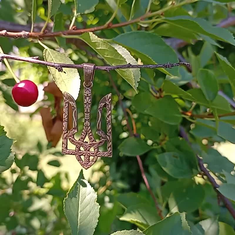 Brass trident pendant with floral pattern,ukrainian tryzub necklace pendant - สร้อยคอ - ทองแดงทองเหลือง สีทอง