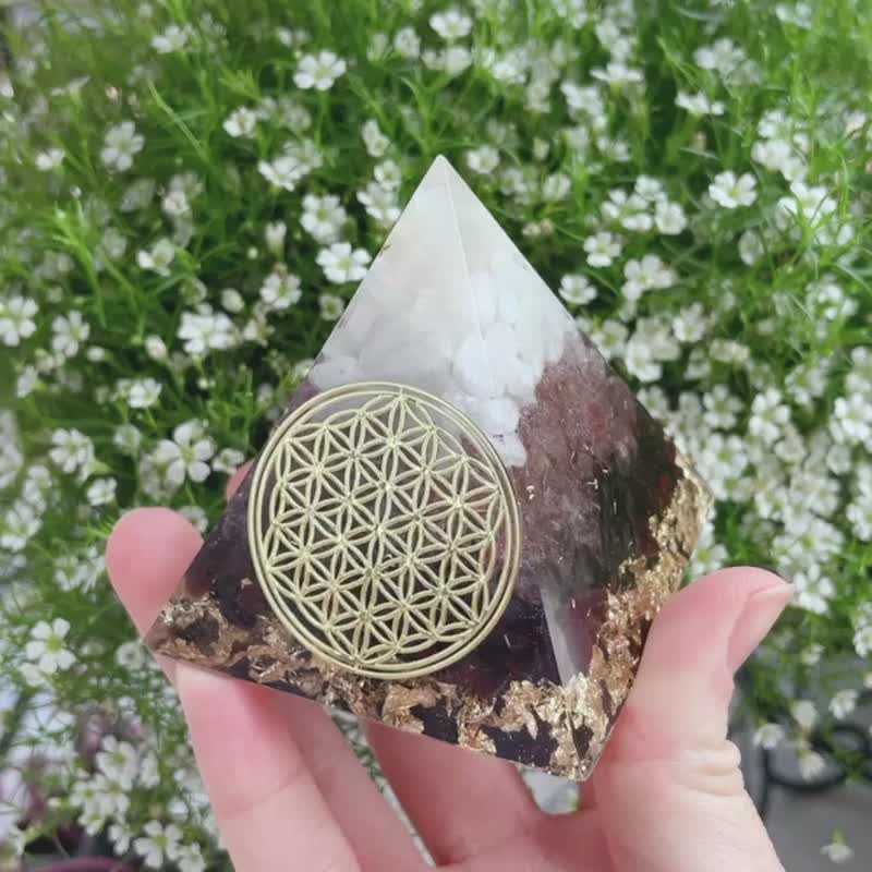 【月亮石+草莓晶+石榴石】奧根能量塔Orgonite (6cm/5cm) - 擺飾/家飾品 - 水晶 