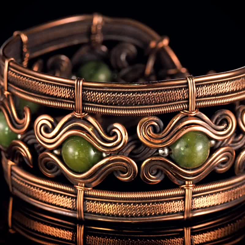 Copper wire wrapped bracelet with jade for lady Antique style WireWrapArt - สร้อยข้อมือ - เครื่องเพชรพลอย สีเขียว