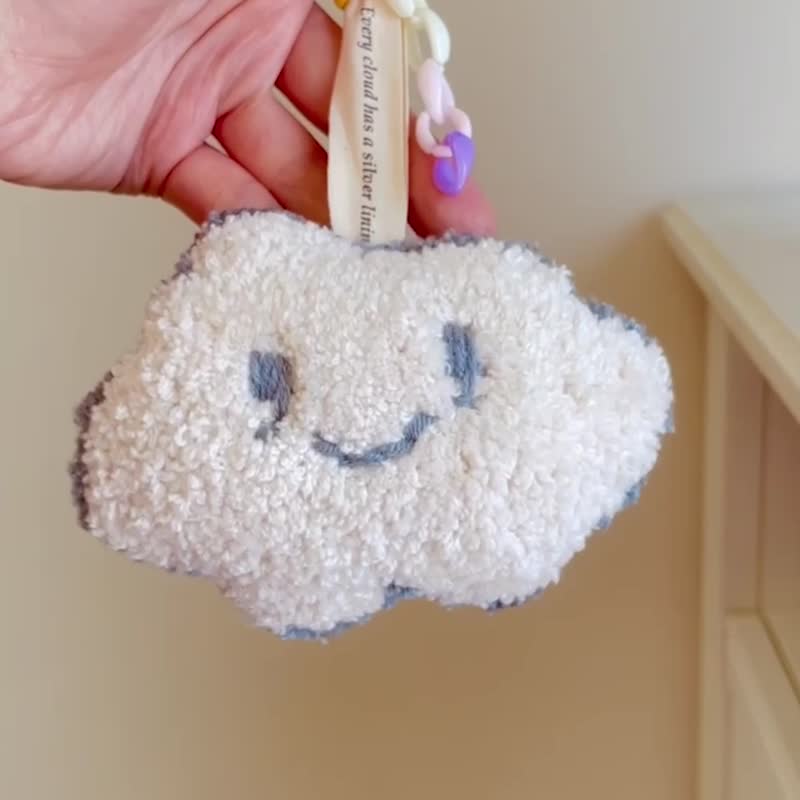 療癒雲朵俄羅斯刺繡/戳戳繡吊飾 DIY 材料包/香氛柔軟舒壓/客製字 - 編織/刺繡/羊毛氈/縫紉 - 棉．麻 