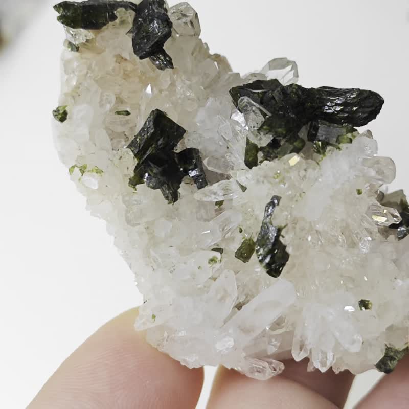 天然綠幽靈水晶簇綠幽靈 Green Phantom五月份的生辰幸運石 - 擺飾/家飾品 - 水晶 綠色