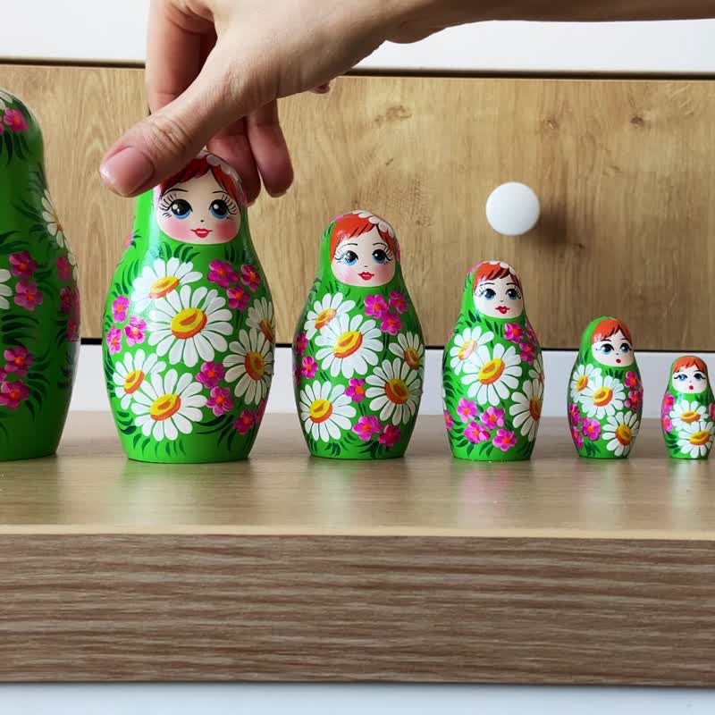 Russian Matryoshka Dolls in Summer Dress with Chamomile Flower Decorations - ของเล่นเด็ก - ไม้ สีเขียว