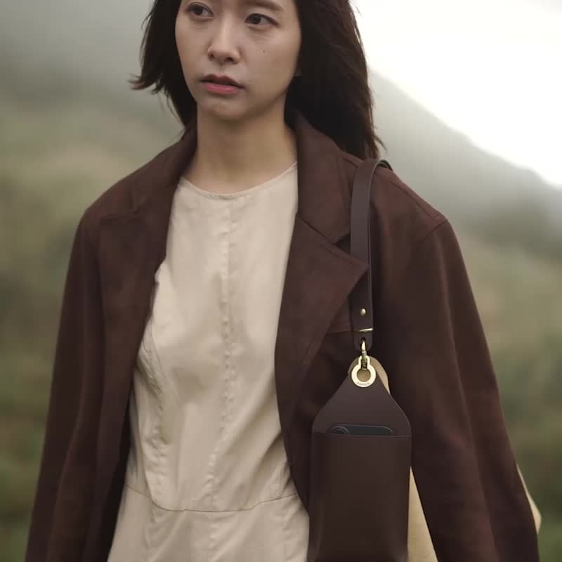 【伸縮兩用】Wàndering單肩麂皮斜背包/可可(贈可拆式手機掛袋) - 側背包/斜背包 - 真皮 咖啡色