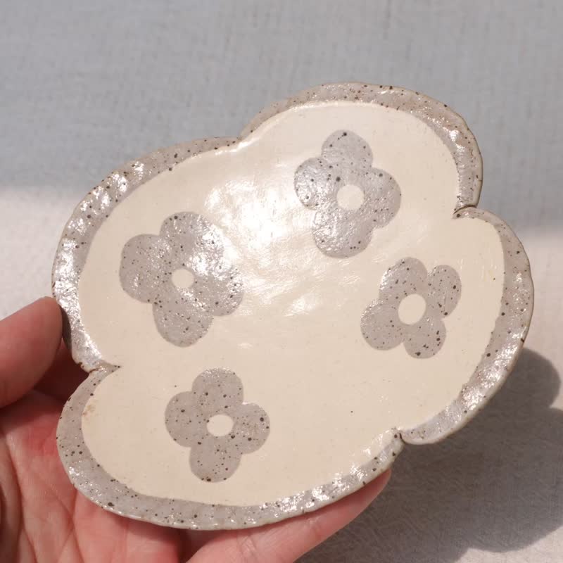 【 Howzzz好事 】花朵手捏小碟 - 擺飾/家飾品 - 陶 白色