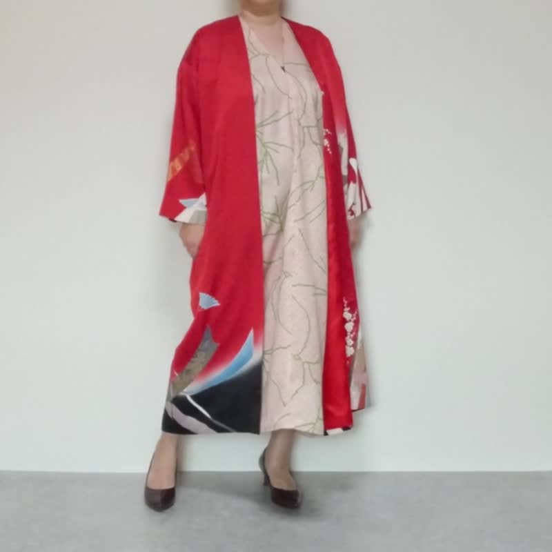 KIMONO Iwai COAT -from vintage Japanese KIMONO - เสื้อสูท/เสื้อคลุมยาว - ผ้าไหม สีแดง