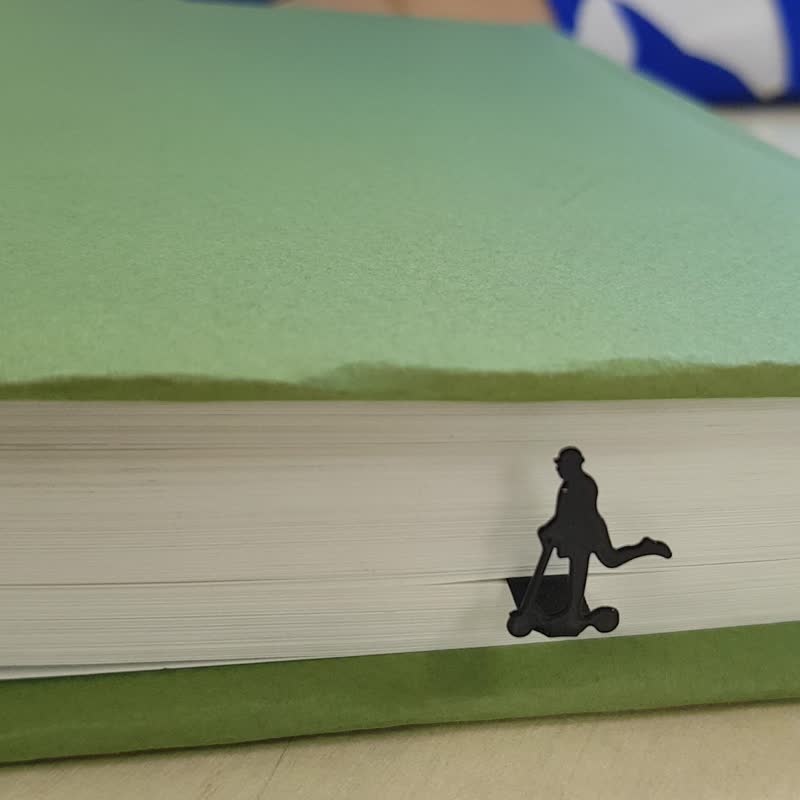 Skater Gentleman on Scooter Metal Bookmark – Cool gift for a man - 書籤 - 其他金屬 黑色