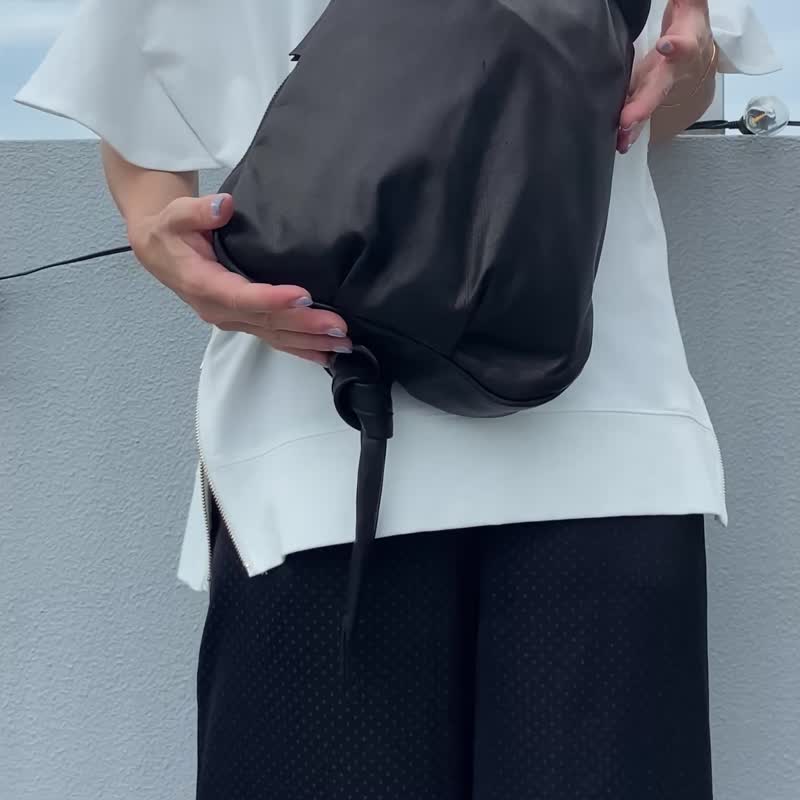 【Lサイズ】馬革　ブラック　ネコ　ボディバッグ　オプションにて名入れ可　ギフトにも - 側背包/斜背包 - 真皮 黑色