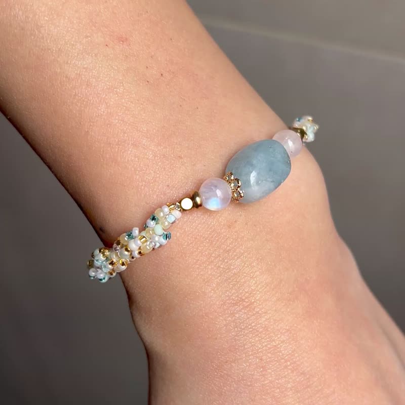 Aquamarine Stone glass rice beads x natural stone beaded bracelet - สร้อยข้อมือ - คริสตัล สีน้ำเงิน