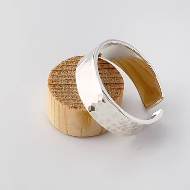 Open Ring in Hammered 925 Sterling Silver 6mm - Designed in Italy - 戒指 - 純銀 銀色