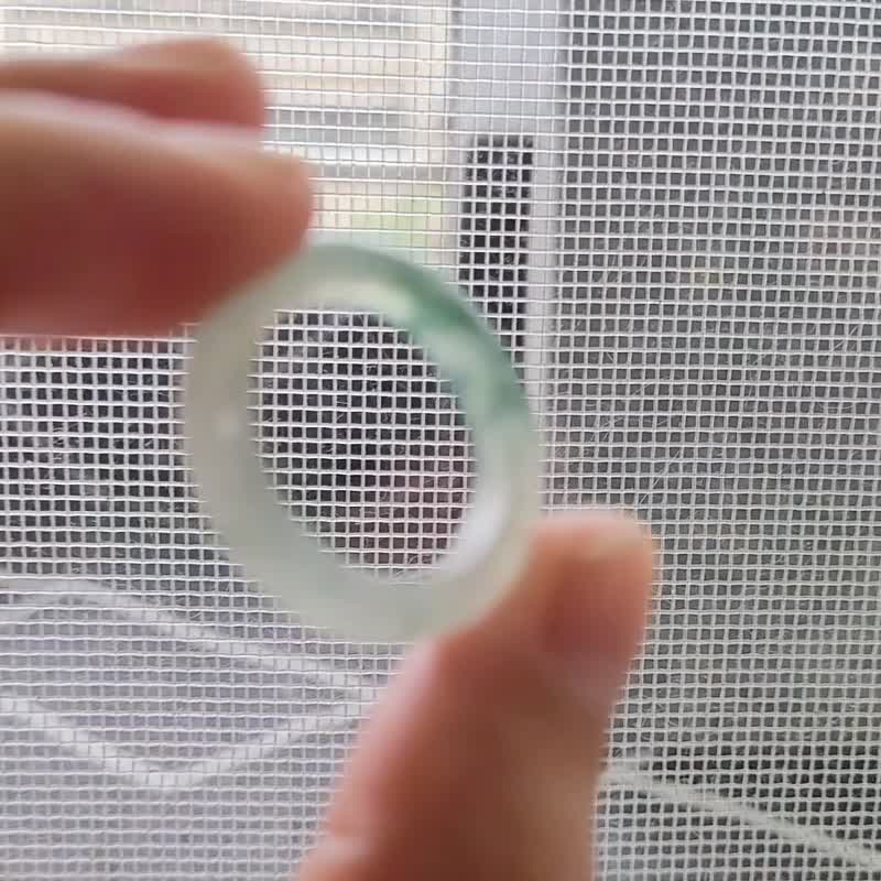 【自然】天然の翡翠。透き通った氷のようなテクスチャーが美しく、ブルーグリーンの花柄が手元を彩ります。14号指輪に適しています。 - リング・指輪 - 翡翠 多色