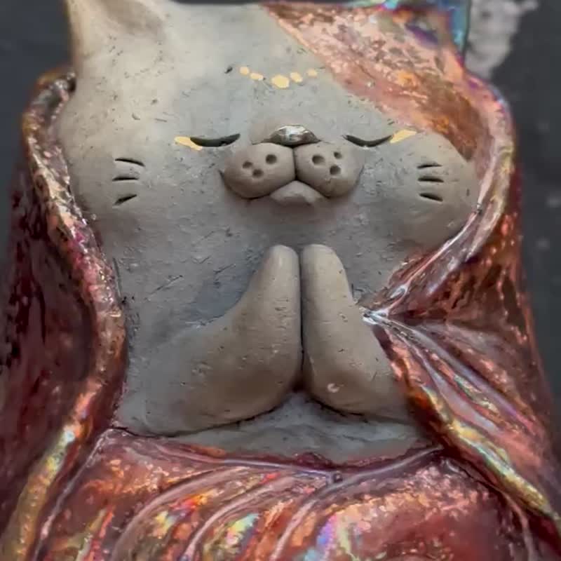 Giving Cat | Black pottery iridescent cassock cat Buddha - ของวางตกแต่ง - ดินเผา 