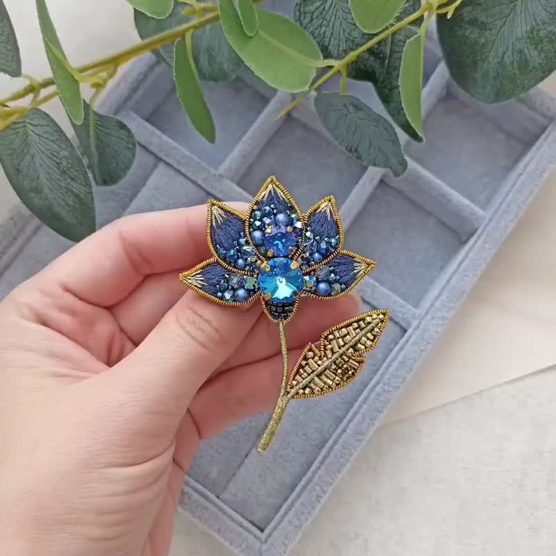 Handmade embroidered flower, blue flower, beaded flower brooch - 胸針 - 不鏽鋼 藍色