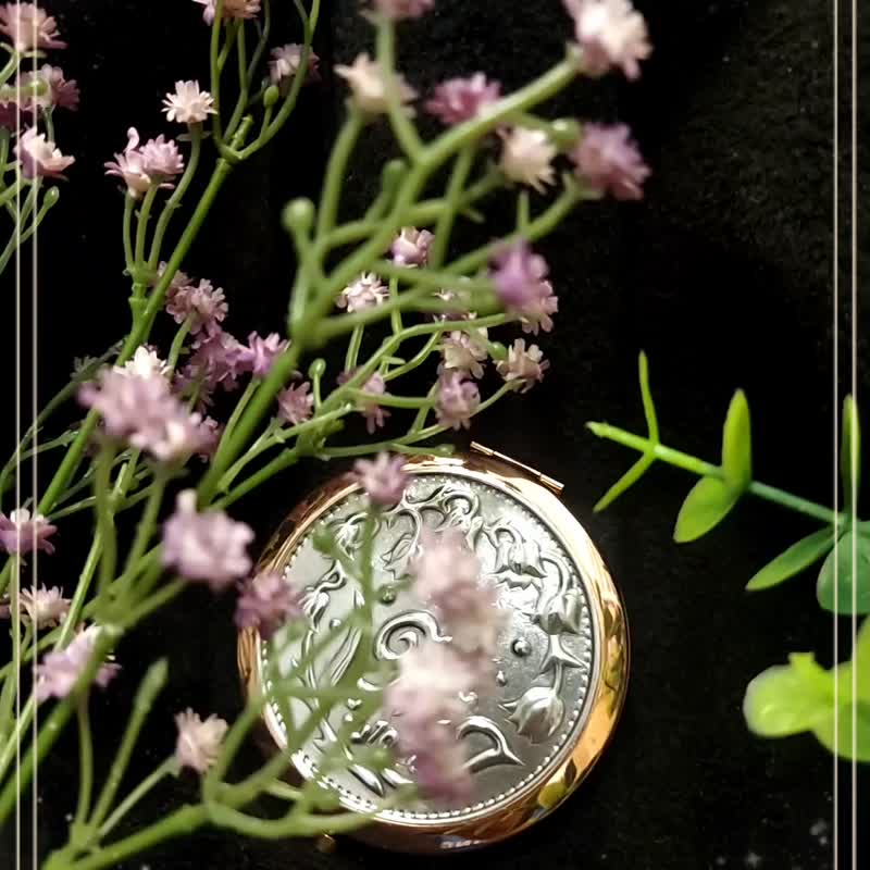 【不需用火與敲打的金工】幸福鈴蘭 錫雕隨身鏡 客製化文字 - 金工/飾品 - 其他金屬 
