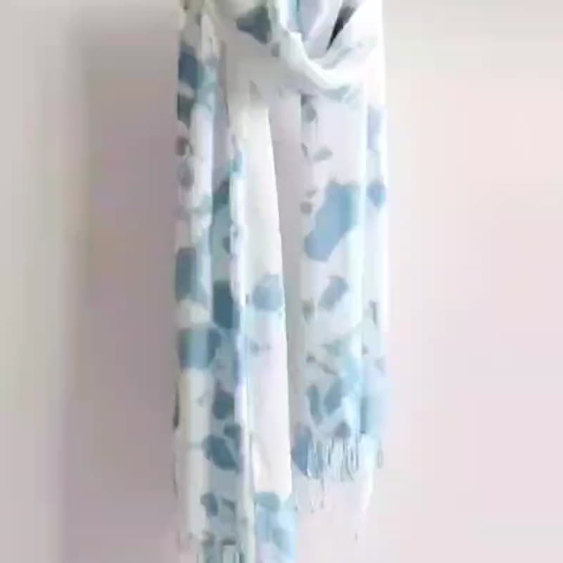 Mother's Day gift box hand-dyed original unique pattern silk scarf - light blue dyed scarf shawl silk scarf soft - ผ้าพันคอ - ไฟเบอร์อื่นๆ สีน้ำเงิน