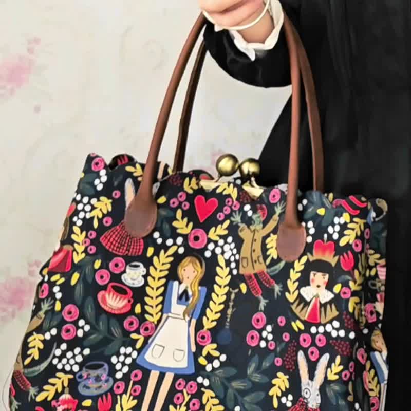 Alice in wonderland large capacity side bag carry as handbag/shoulder Dark Blue - กระเป๋าแมสเซนเจอร์ - ผ้าฝ้าย/ผ้าลินิน สีน้ำเงิน