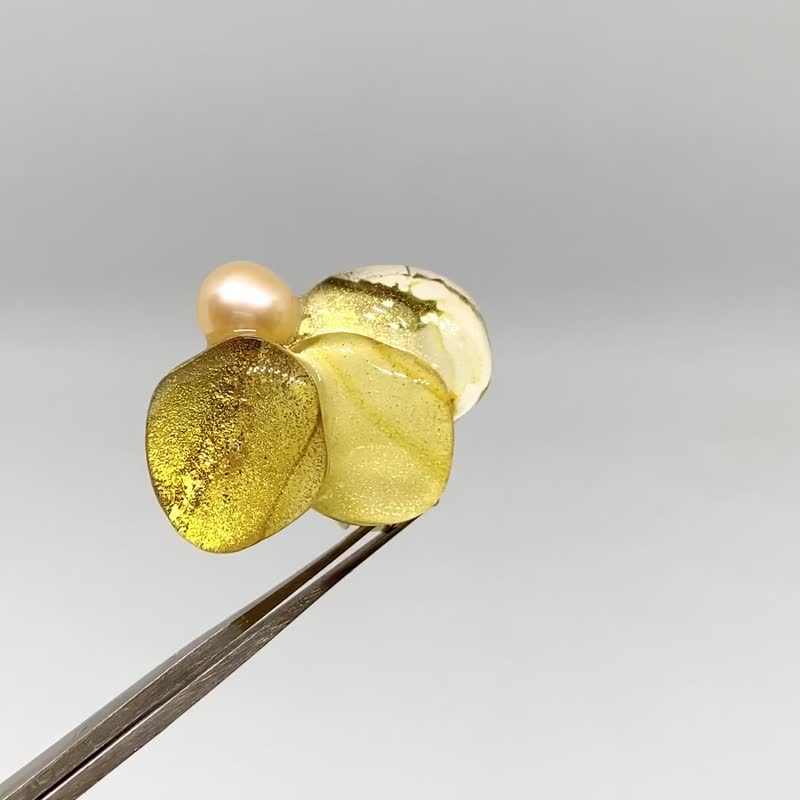 酒精墨水畫 珍珠耳夾 - Golden Light Brown - 耳環/耳夾/耳骨夾 - 珍珠 金色
